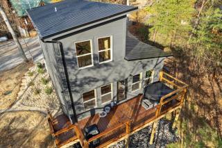 Green & Black Bear Cabins By Beyond Expectations - 5