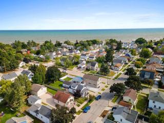 Sleeps 6 Near Neshotah Beach and Lake Michigan - 5