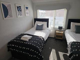 Spacious 3-Bedroom Semi Detached House By Homebird Property Management Short Lets & Serviced Accommodation Leeds With Private Parking & Garden - 1