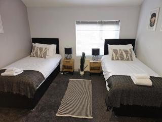 Spacious 3-Bedroom Semi Detached House By Homebird Property Management Short Lets & Serviced Accommodation Leeds With Private Parking & Garden - 3