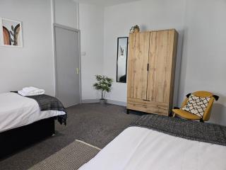 Spacious 3-Bedroom Semi Detached House By Homebird Property Management Short Lets & Serviced Accommodation Leeds With Private Parking & Garden - 5