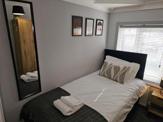 Spacious 3-Bedroom Semi Detached House By Homebird Property Management Short Lets & Serviced Accommodation Leeds With Private Parking & Garden - 8