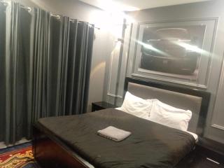 Zameen Aurum Fresh Interior Serviced Apt Gulburg - 2