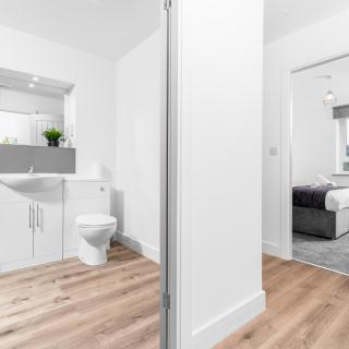 Stylish 2 Bed Apartment - Balcony - Private Parking - Netflix 4MC - 1