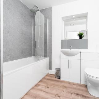 Stylish 2 Bed Apartment - Balcony - Private Parking - Netflix 4MC - 4