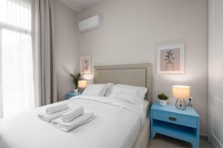 AnT-one Designer Neo-Classical Apartment in Prime Downtown Location - Sleeps 8 - 6