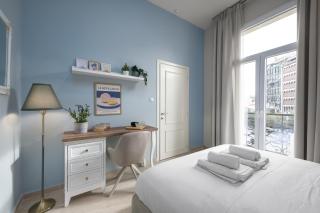 AnT-one Designer Neo-Classical Apartment in Prime Downtown Location - Sleeps 8 - 8