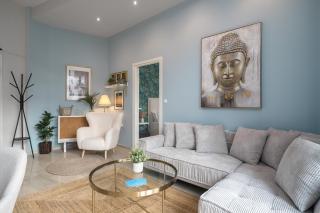 AnT-one Designer Neo-Classical Apartment in Prime Downtown Location - Sleeps 8 - 1