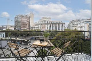 AnT-one Designer Neo-Classical Apartment in Prime Downtown Location - Sleeps 8 - 9