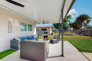 Waterfront Getaway - 5