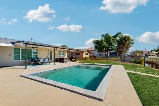 Waterfront Getaway - 4