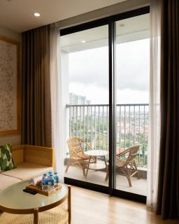 Ở Space Homestay Ecopark - Sol Room Landmark 2 - 2BR Red river view with sauna - 4