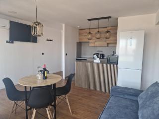 Renovated & Comfortable Apartment with Lift - 9