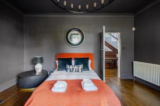 Edwardian Manor hot tub & Pool in Glasgow, Gated - 9