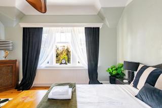 Edwardian Manor hot tub & Pool in Glasgow, Gated - 3