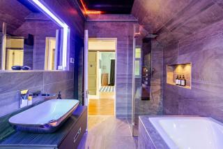 Edwardian Manor hot tub & Pool in Glasgow, Gated - 1