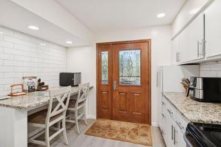 Modern Lower Unit, Hot Tub, Medicine Lake - 7