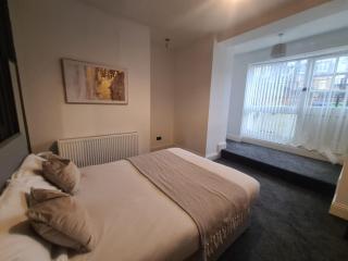 Stylish modern 2 bedroom apartment - 5