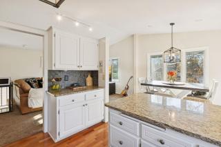 Modern Upper Unit, Hot Tub, Medicine Lake - 9