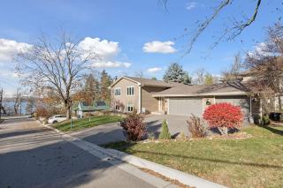 Modern Upper Unit, Hot Tub, Medicine Lake - 8
