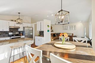 Modern Upper Unit, Hot Tub, Medicine Lake - 3