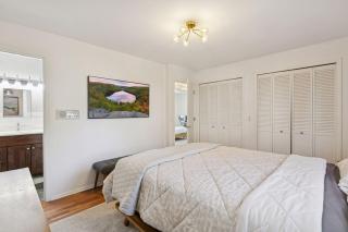 Modern Upper Unit, Hot Tub, Medicine Lake - 2