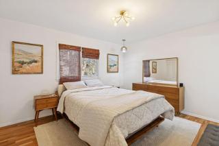 Modern Upper Unit, Hot Tub, Medicine Lake - 1