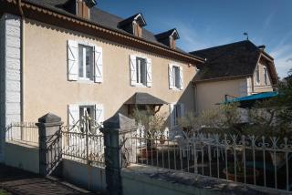 La Maison du soleil L Aulhere 3 étoiles ,Maison familiale 6-7 personnes, Grand Jacuzzi 6 p - 9