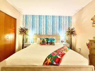 Festive Grinchmas Getaway Downtown At The Loft! - 8