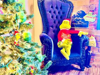 Festive Grinchmas Getaway Downtown At The Loft! - 5