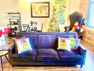 Festive Grinchmas Getaway Downtown At The Loft! - 2