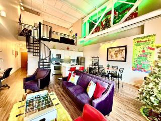 Festive Grinchmas Getaway Downtown At The Loft! - 6