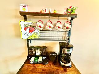 Festive Grinchmas Getaway Downtown At The Loft! - 7