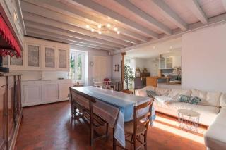 La Maison du soleil L Aulhere 3 étoiles ,Maison familiale 6-7 personnes, Grand Jacuzzi 6 p - 6