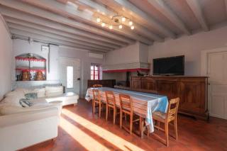 La Maison du soleil L Aulhere 3 étoiles ,Maison familiale 6-7 personnes, Grand Jacuzzi 6 p - 7