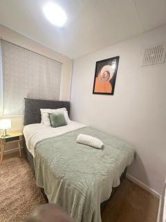 Spacious 4-Bed House, & Prime Location Solihull - 3