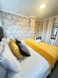 Spacious 4-Bed House, & Prime Location Solihull - 5