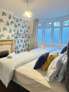 Spacious 4-Bed House, & Prime Location Solihull - 2