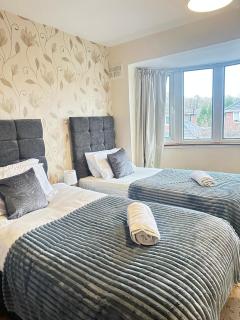 Spacious 4-Bed House, & Prime Location Solihull - 1