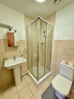 STYLISH SUITE - 2 BEDROOMS - SLEEP 6 GUESTS - 2 BATHROOMS - FREE PARKING - BIRMINGHAM CITY CENTRE - CONTRACTORS - EASY CHECK In - Birmingham - 8