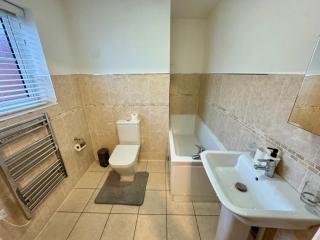 STYLISH SUITE - 2 BEDROOMS - SLEEPS 6 GUESTS - 2 BATHROOMS - FREE PARKING - BIRMINGHAM CITY CENTRE - CONTRACTORS - EASY CHECK In - Birmingham - 3