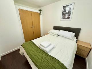 STYLISH SUITE - 2 BEDROOMS - SLEEPS 6 GUESTS - 2 BATHROOMS - FREE PARKING - BIRMINGHAM CITY CENTRE - CONTRACTORS - EASY CHECK In - Birmingham - 2