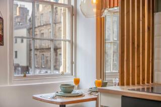 Iconic Royal Mile Residence - 9