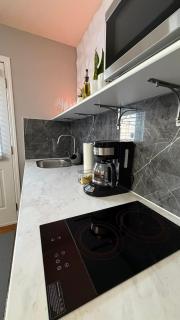 Luxury 2 bedroom furnished Basement in NW Calgary - 9