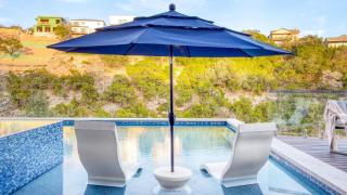 Luxury w Lake View Pool Hot Tub Fire Pit Ping Pong Barton by AvantStay - Austin - 9
