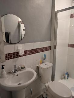 Special Offer Feb - March Only Close to City Center Bungalow walking distance to The Highcross, Abbey Park & Leicester City Long & Short Stays entire apartment own bathroom kitchen & lounge with off road parking LE4 - 2