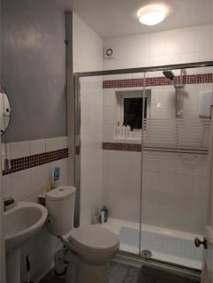 Close to City Center Bungalow walking distance to The Highcross, Abbey Park & Leicester City Long & Short Stays entire apartment with off road parking LE4 - 3