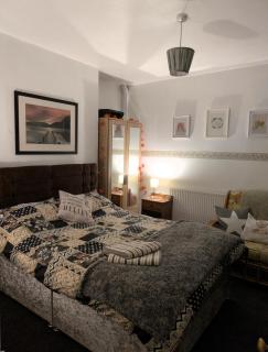 Close to City Center Bungalow walking distance to The Highcross, Abbey Park & Leicester City Long & Short Stays entire apartment with off road parking LE4 - 5