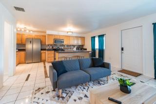 1BR Steps to Beach and Community Pool - 0