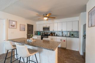 Beachfront Condo w Community Pool - 1